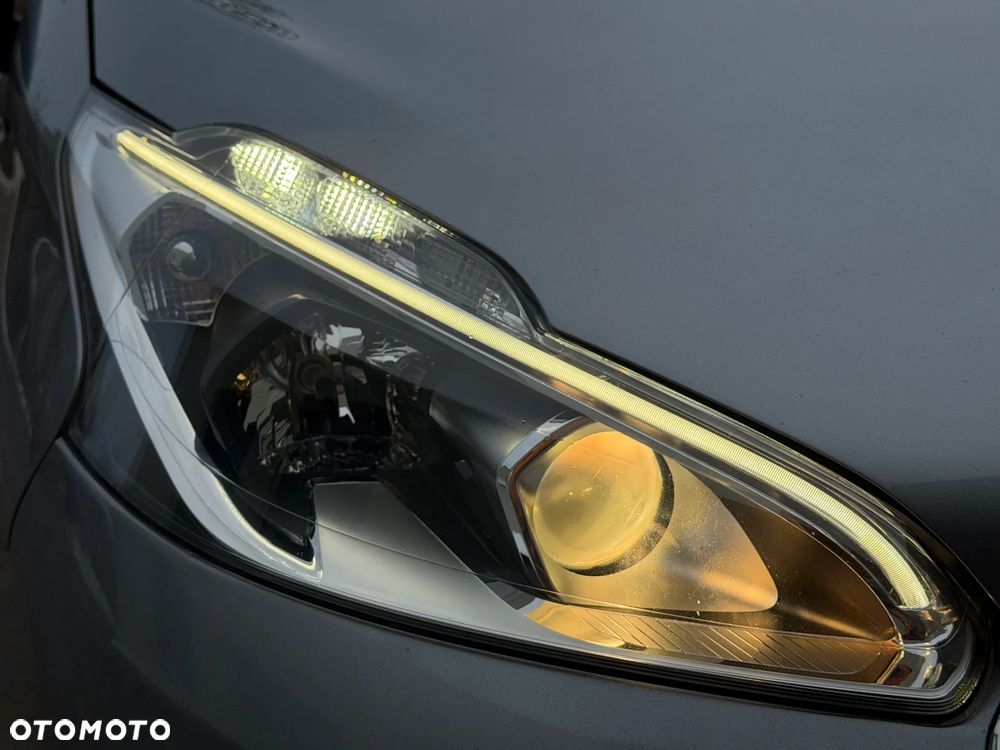 Peugeot 208 - 32