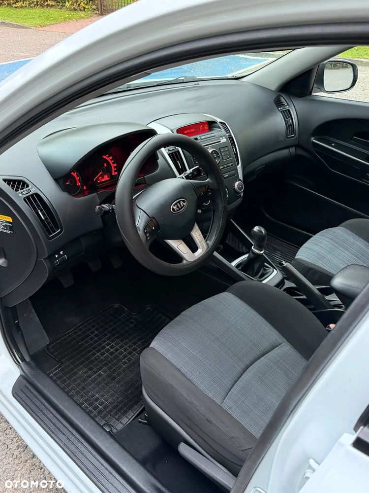 Kia Ceed - 16