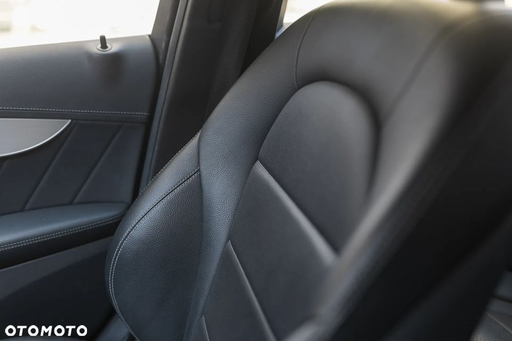 Mercedes-Benz Klasa C 200 4Matic 7G-TRONIC AMG Line - 17