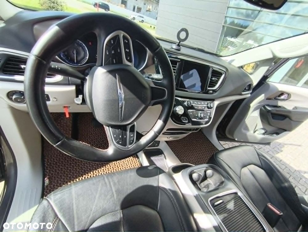 Chrysler Pacifica - 8