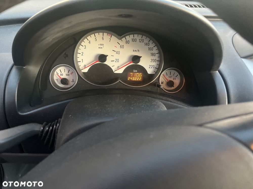 Opel Corsa 1.4 16V Sport - 6