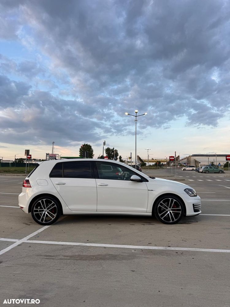 Volkswagen Golf - 6