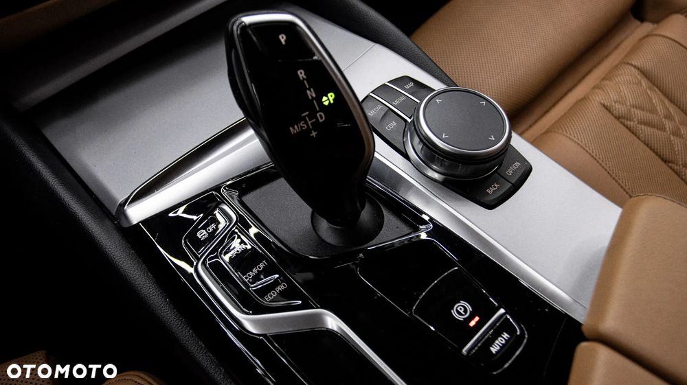 BMW Seria 5 520d xDrive - 24