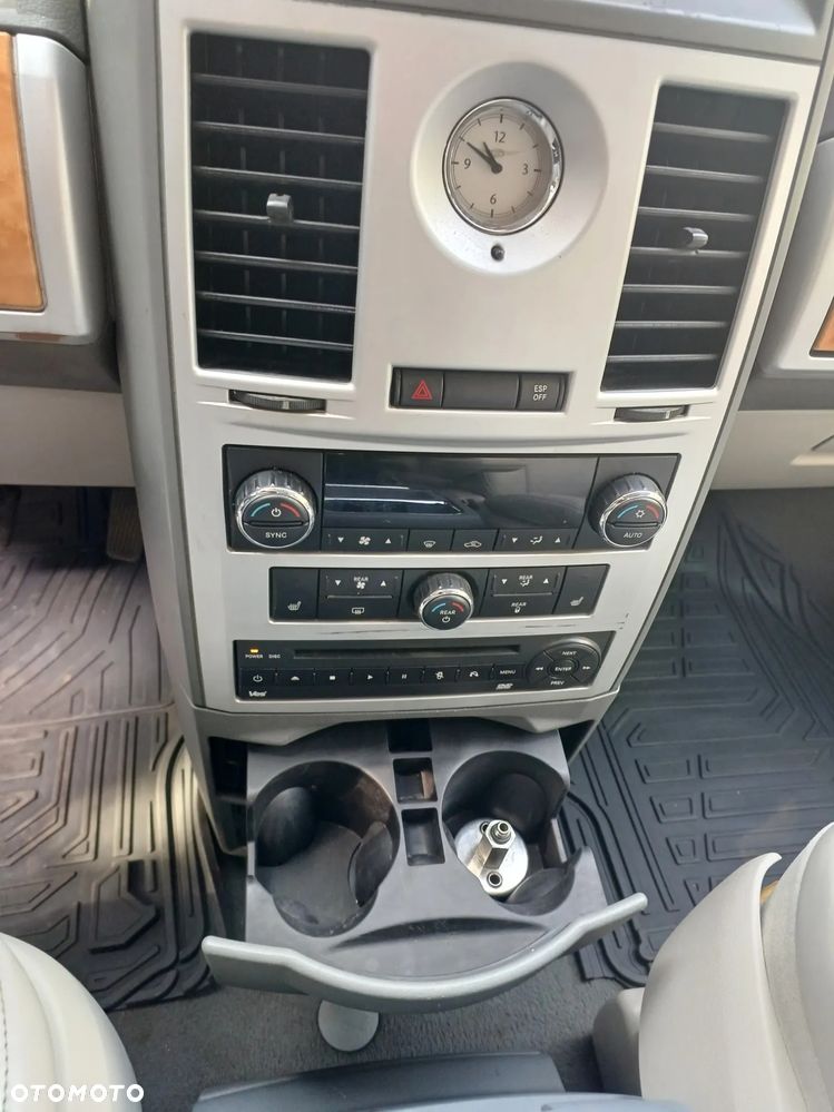 Chrysler Town & Country - 22