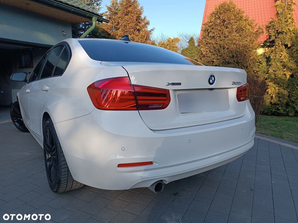 BMW Seria 3 320i xDrive - 11