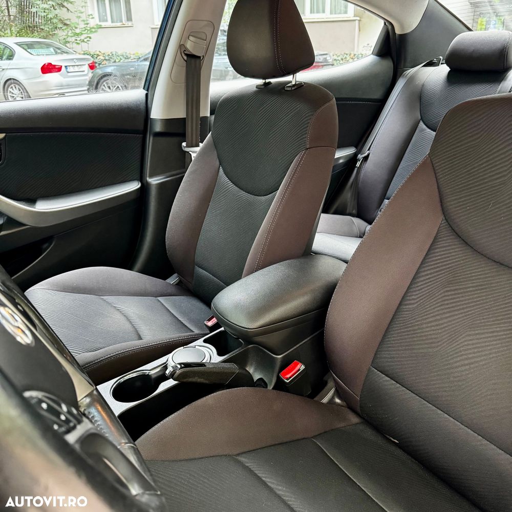 Hyundai Elantra - 12