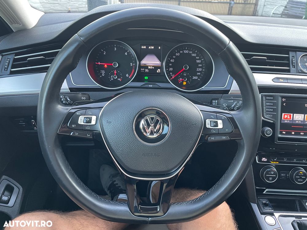 Volkswagen Passat - 33