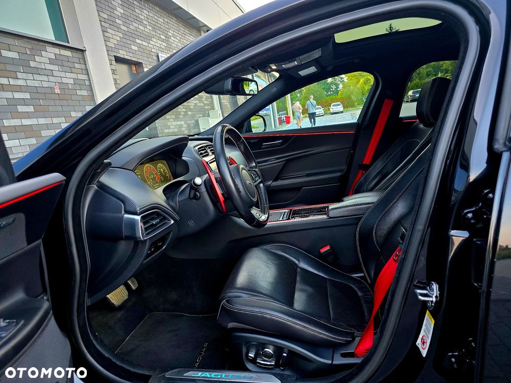 Jaguar XE S - 26