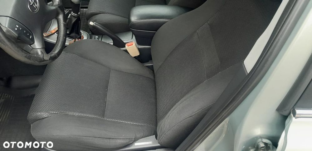 Toyota Avensis 2.0 D-4D High - 8