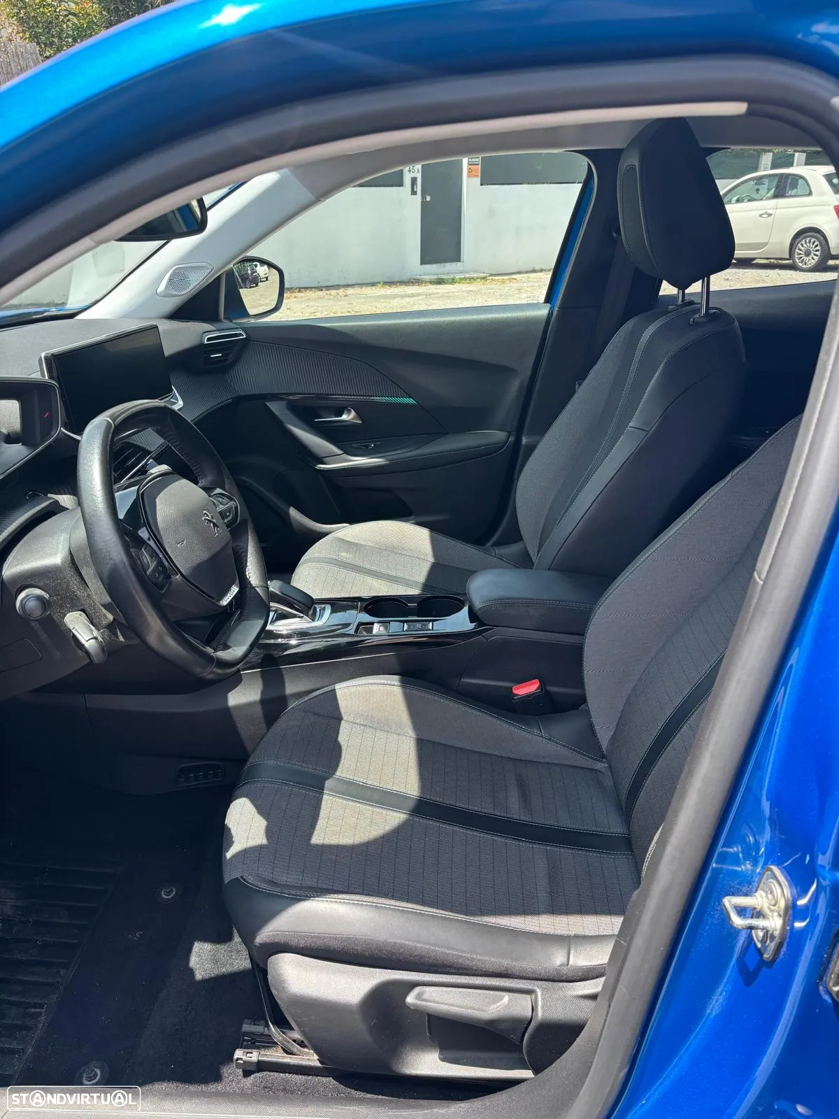 Peugeot e-2008 Allure - 12