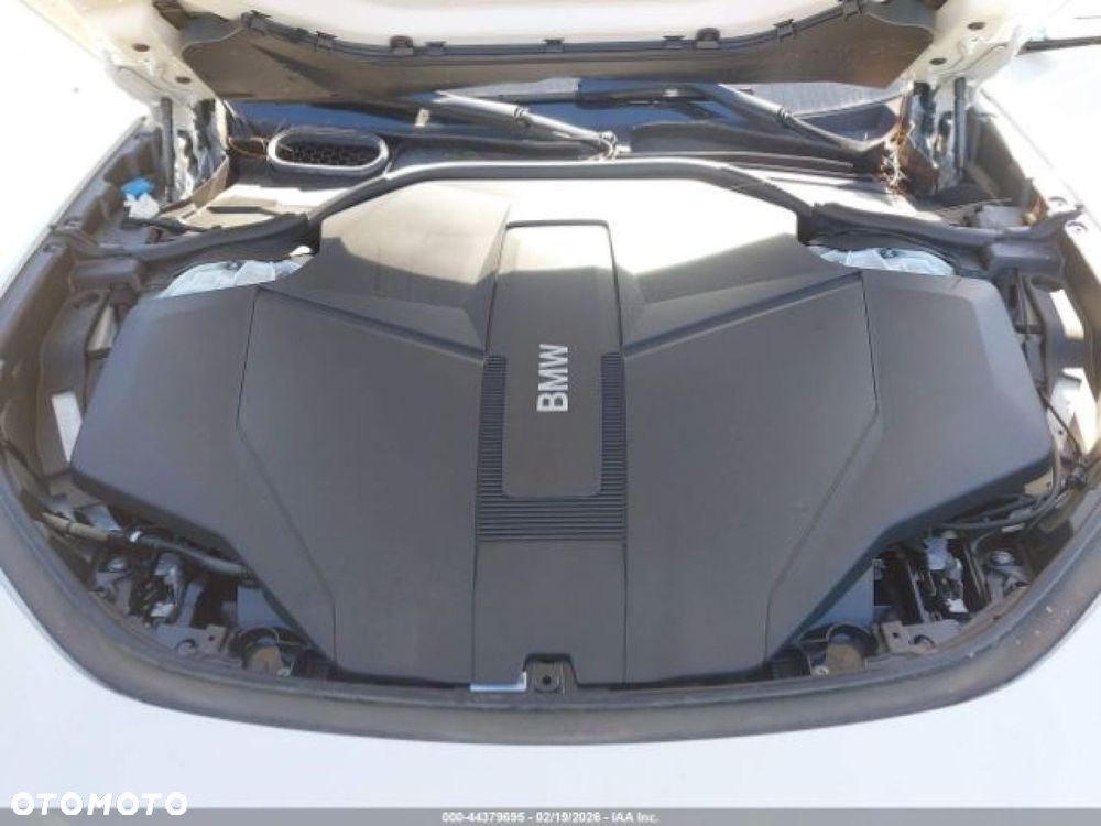 BMW i7 - 12