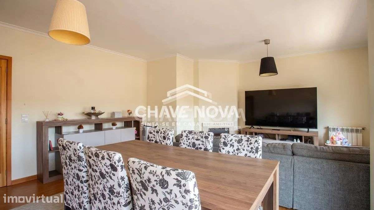 Apartamento T2, em Pedroso, com duas varandas, garagem e arrumos - Grande imagem: 5/48
