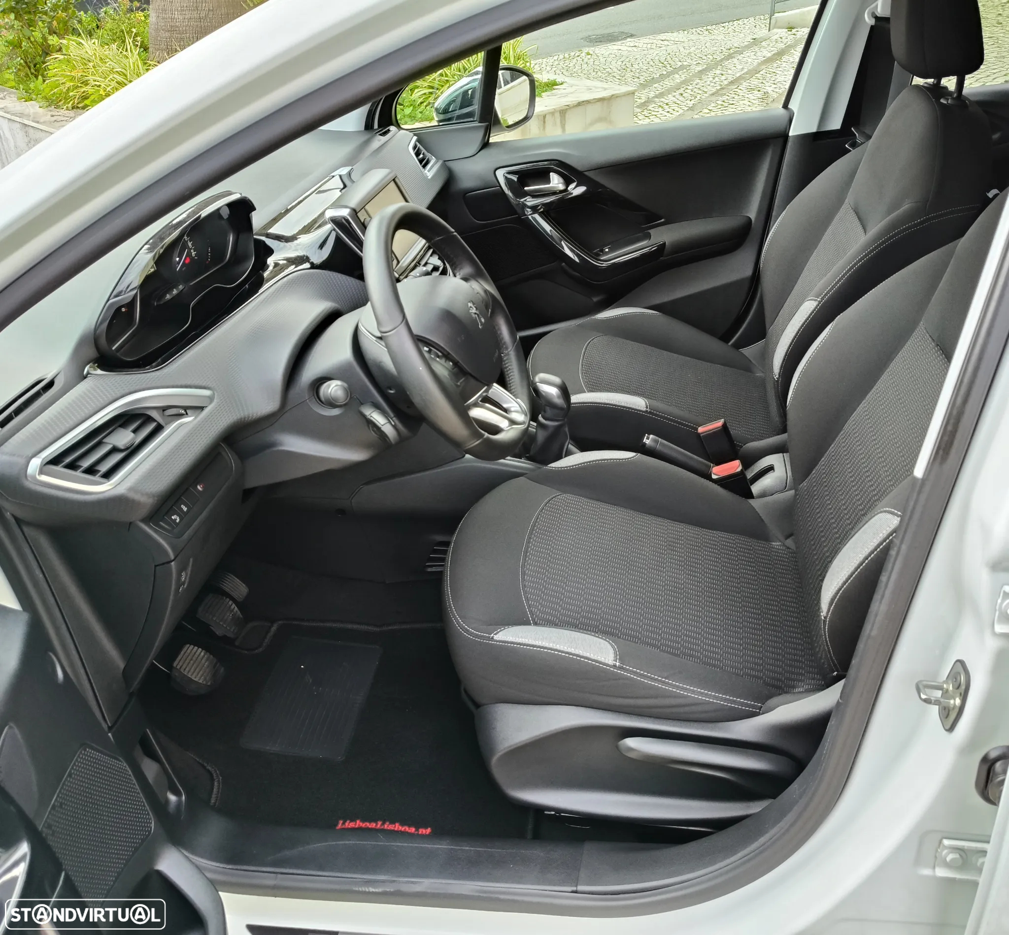 Peugeot 208 1.6 BlueHDi Style - 11