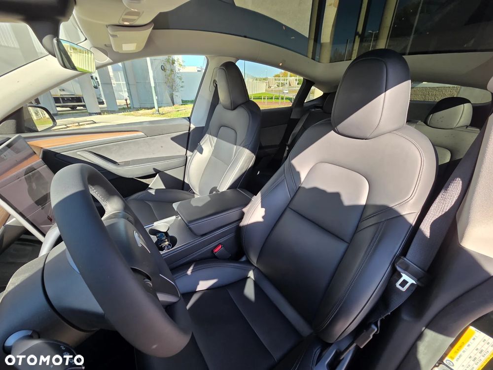 Tesla Model Y - 11