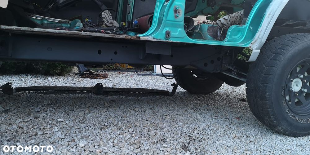 Nissan Terrano 2.4 SR - 18