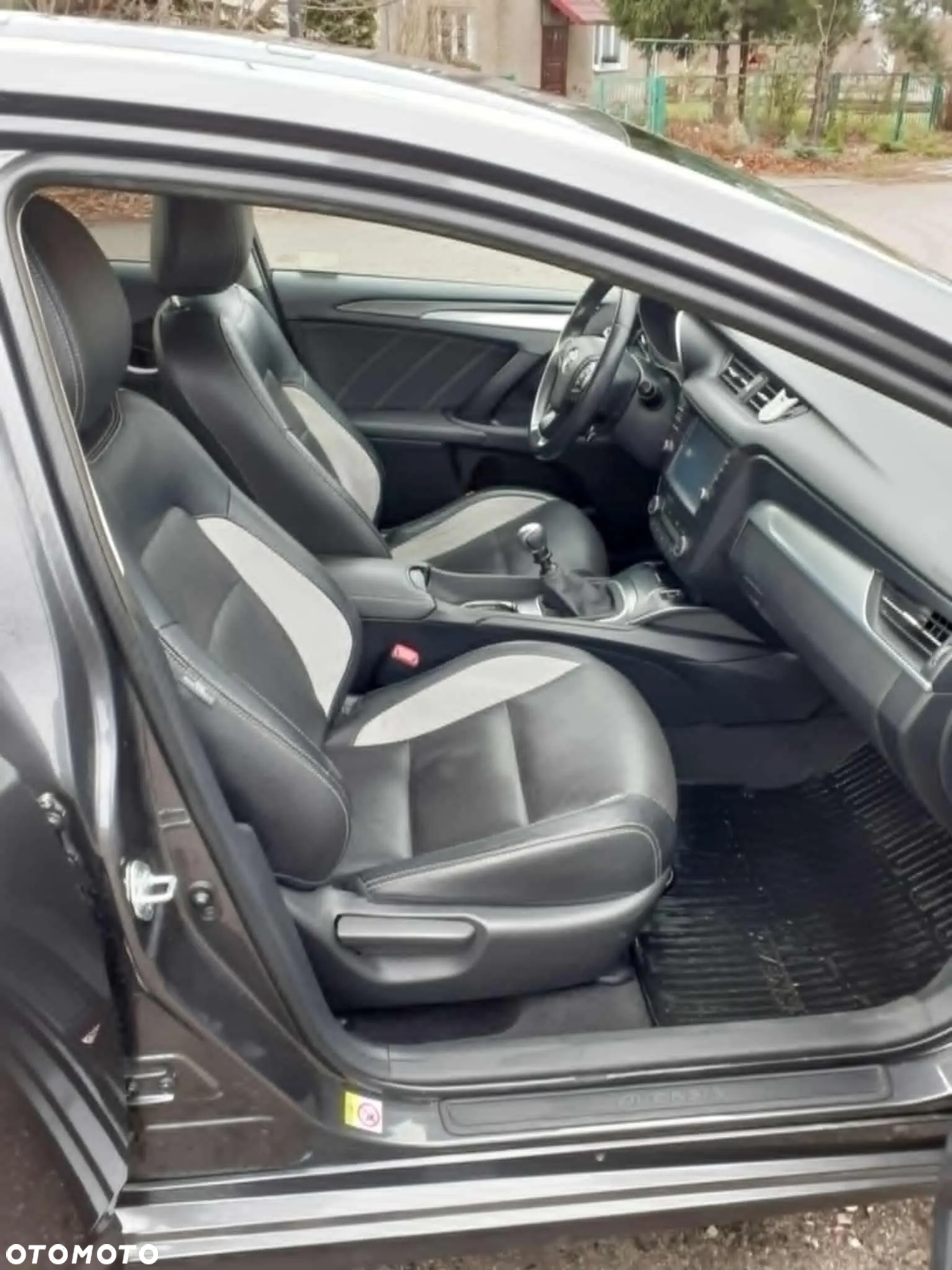 Toyota Avensis 1.8 Sol - 12