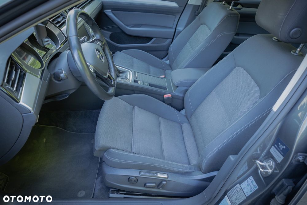 Volkswagen Passat - 11