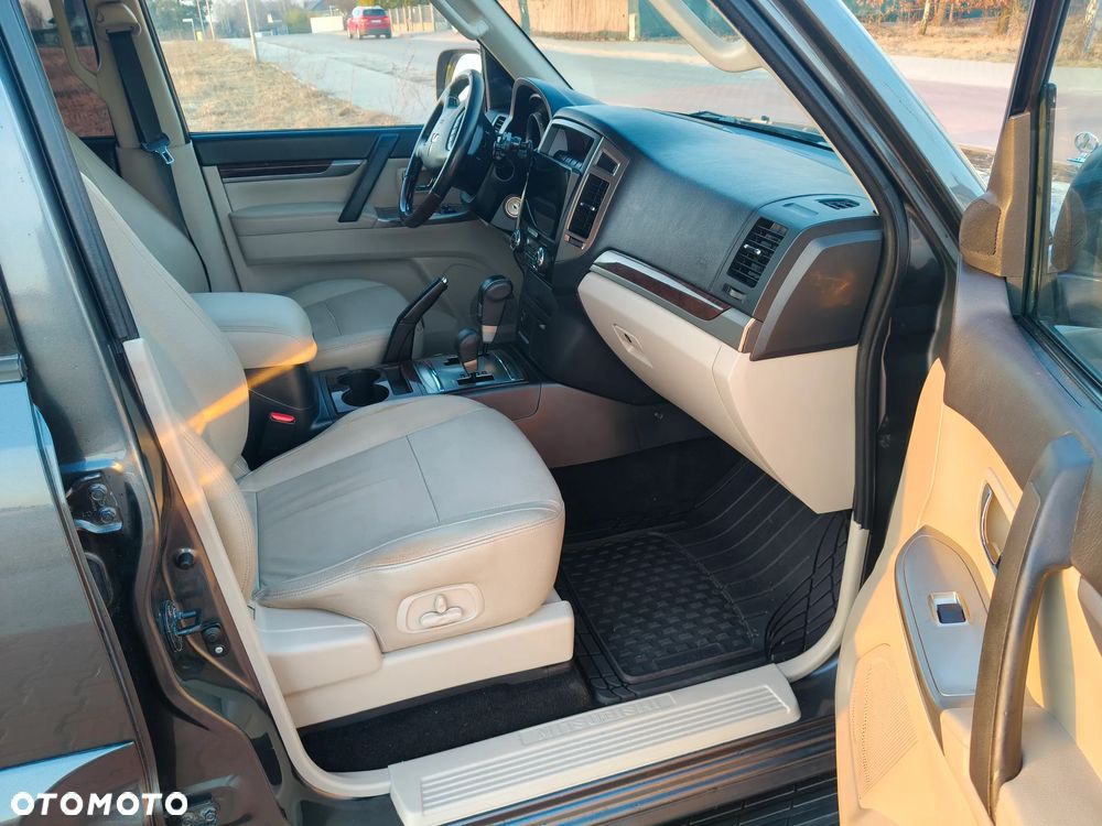 Mitsubishi Pajero - 20