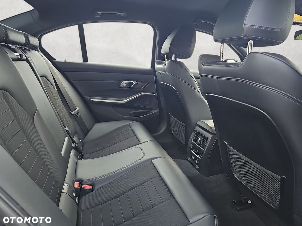 BMW Seria 3 320d xDrive - 27