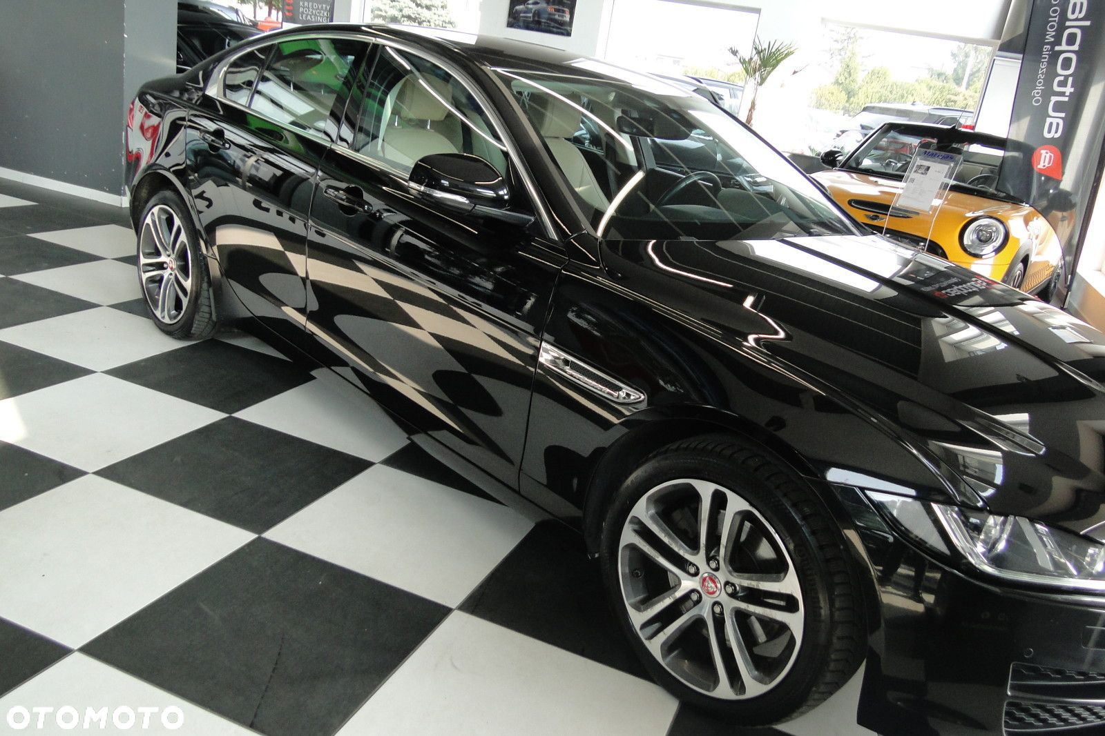 Jaguar XE - 8