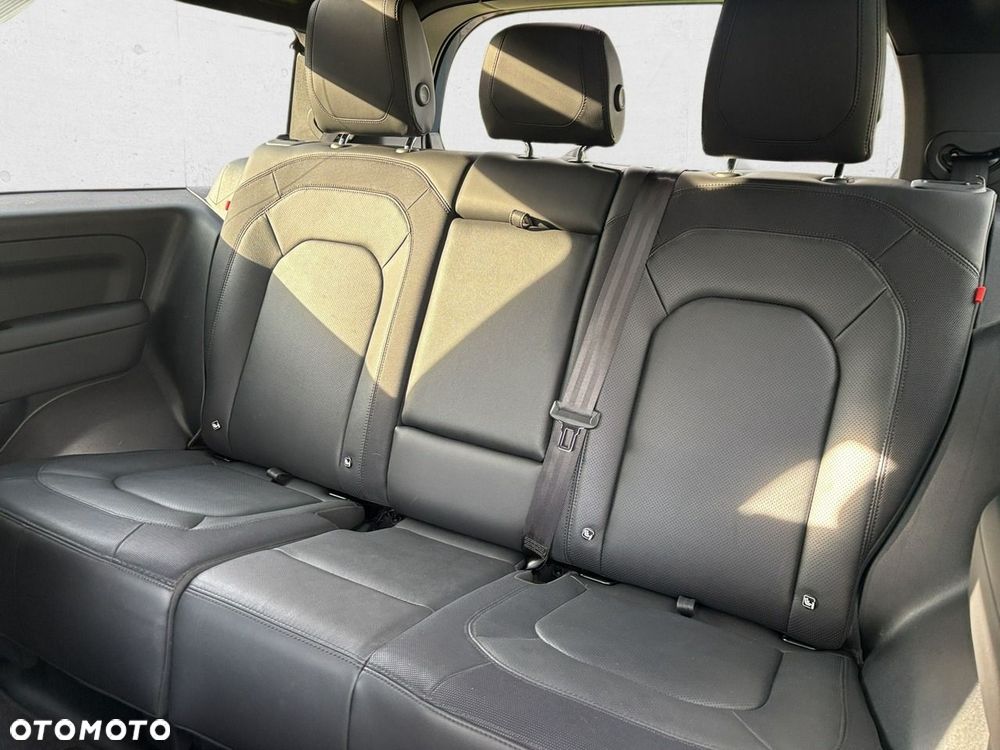 Land Rover Defender - 22