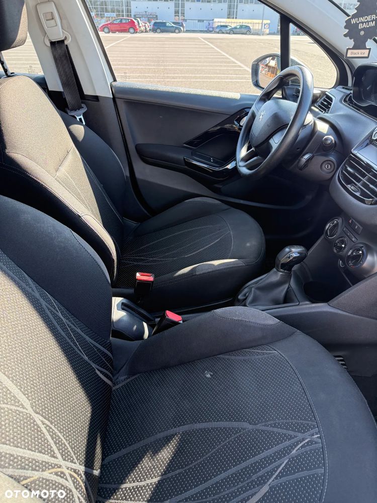 Peugeot 208 - 8