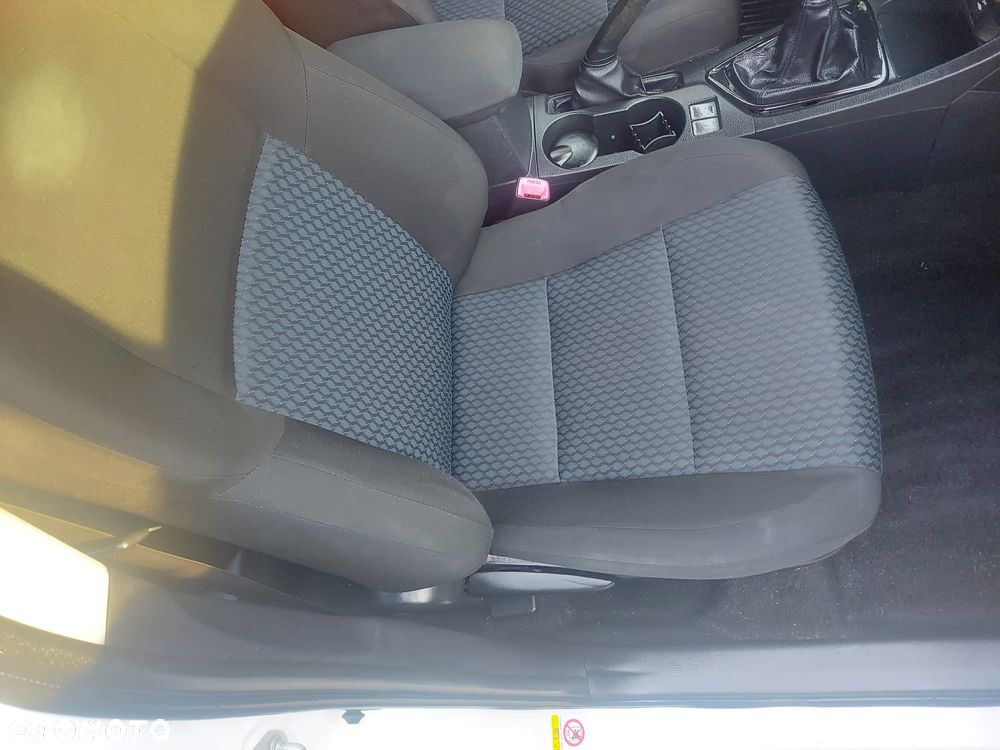 Toyota Auris 1.4 D-4D Design Edition - 25