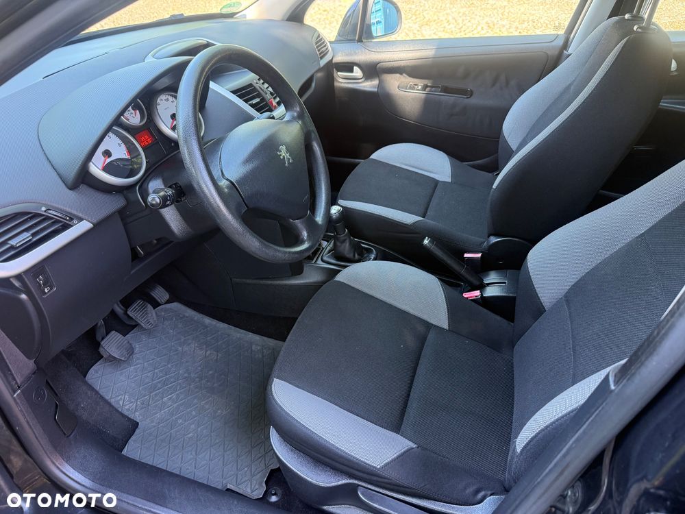 Peugeot 207 1.4 16V Trendy - 10