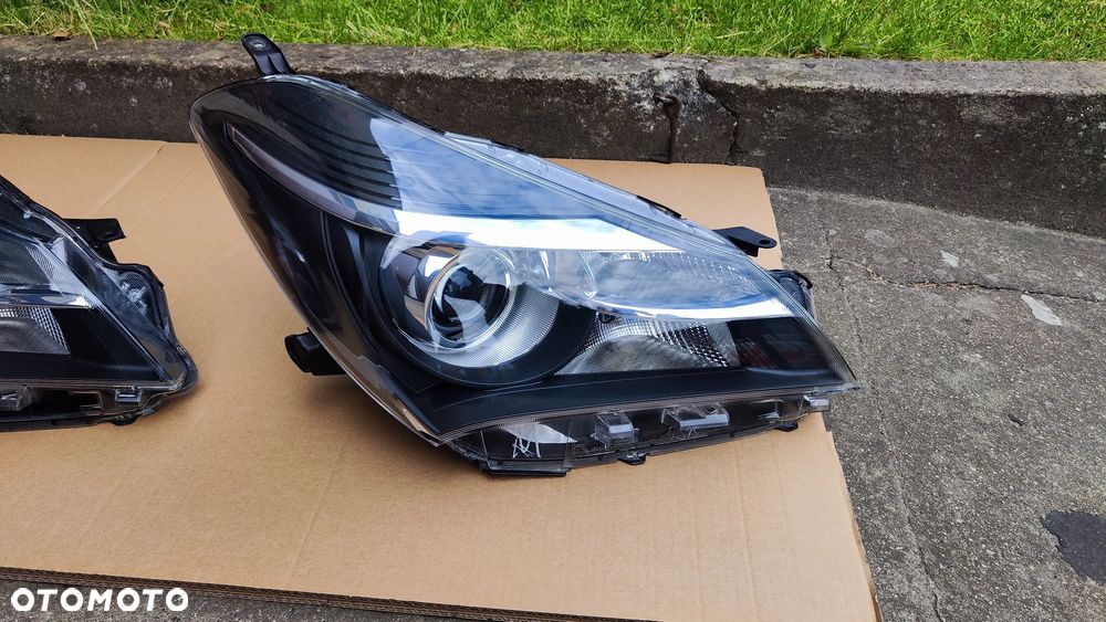 Yaris III Lift 14-17 Lampa Przednia Prawa Soczewka - 3
