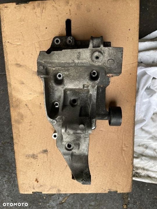 Łapa wspornik alternatora i pompy wspomagania Bmw N47