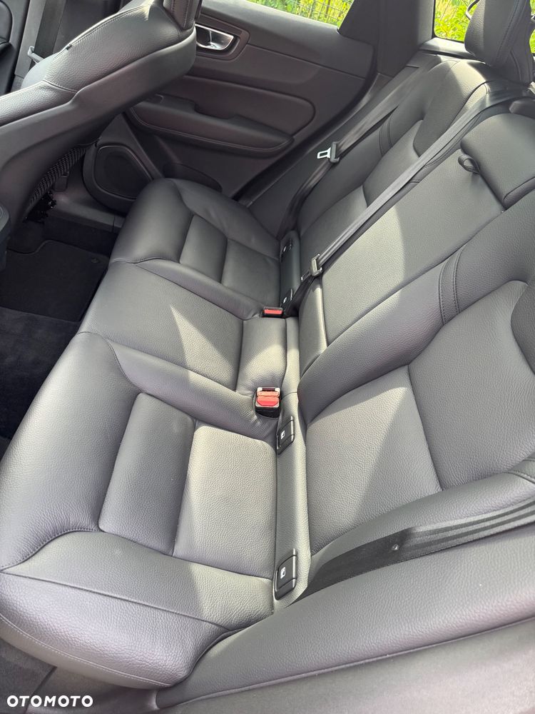 Volvo XC 60 B4 D AWD Plus Dark - 6