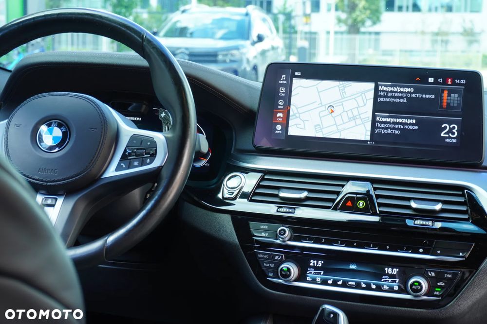 BMW Seria 5 M550i xDrive sport - 11