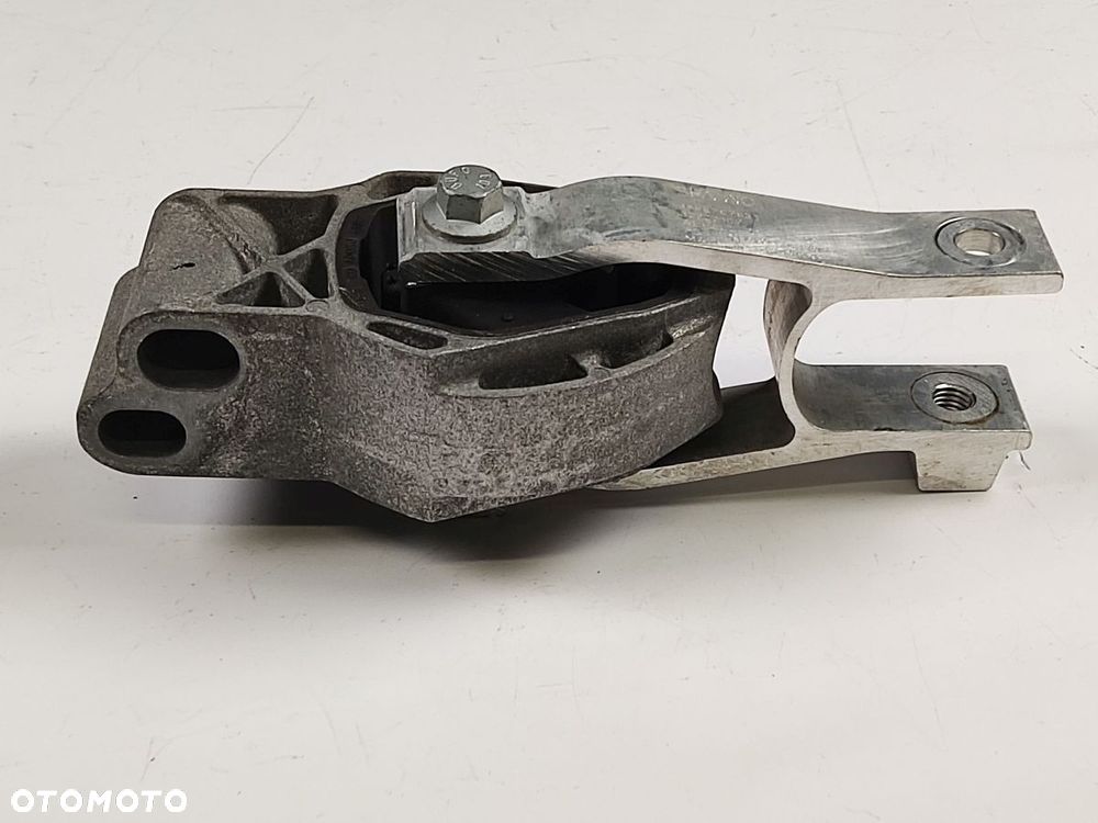 VOLVO XC40 2.0T T4 17-21r Poduszka Łapa Silnika - 1