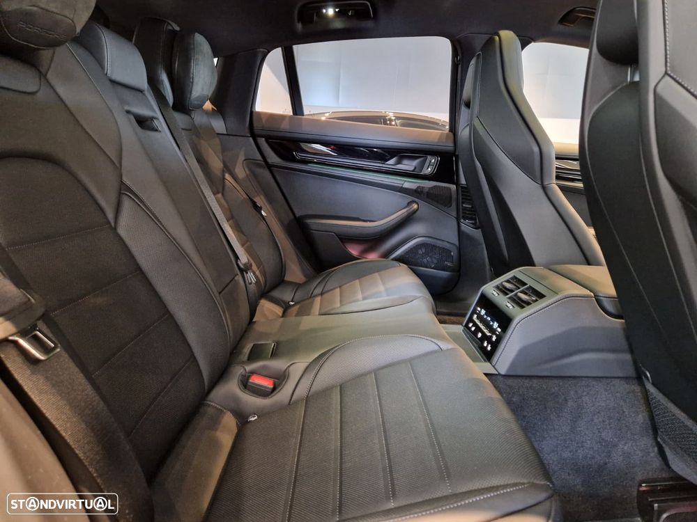 Porsche Panamera 4 E-Hybrid - 28