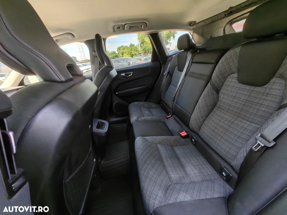 Volvo XC 60 B4 MHEV AT8 AWD Momentum Pro - 10