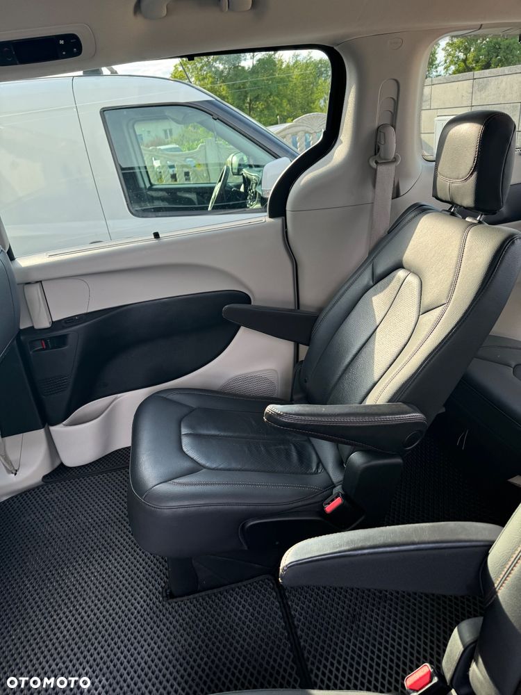 Chrysler Pacifica - 13