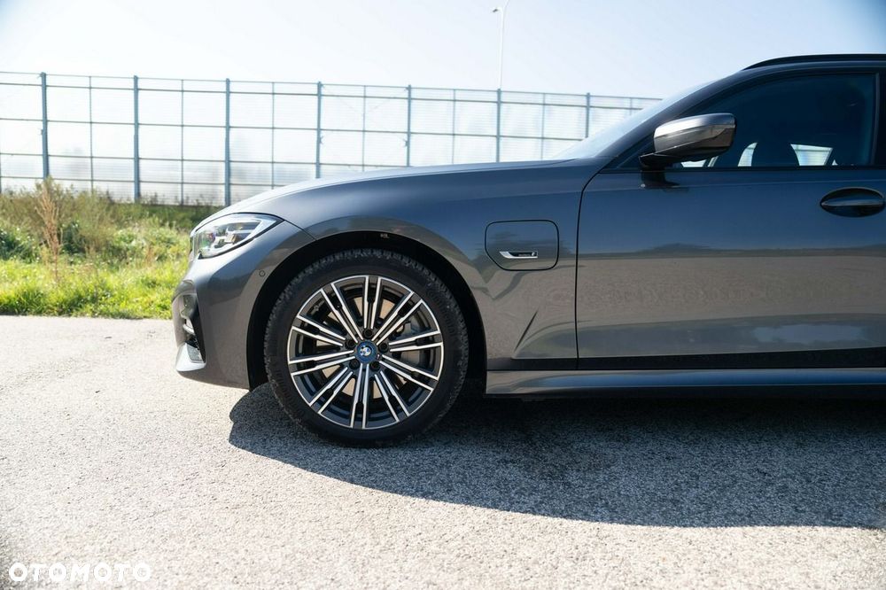 BMW Seria 3 330e PHEV M Sport - 12