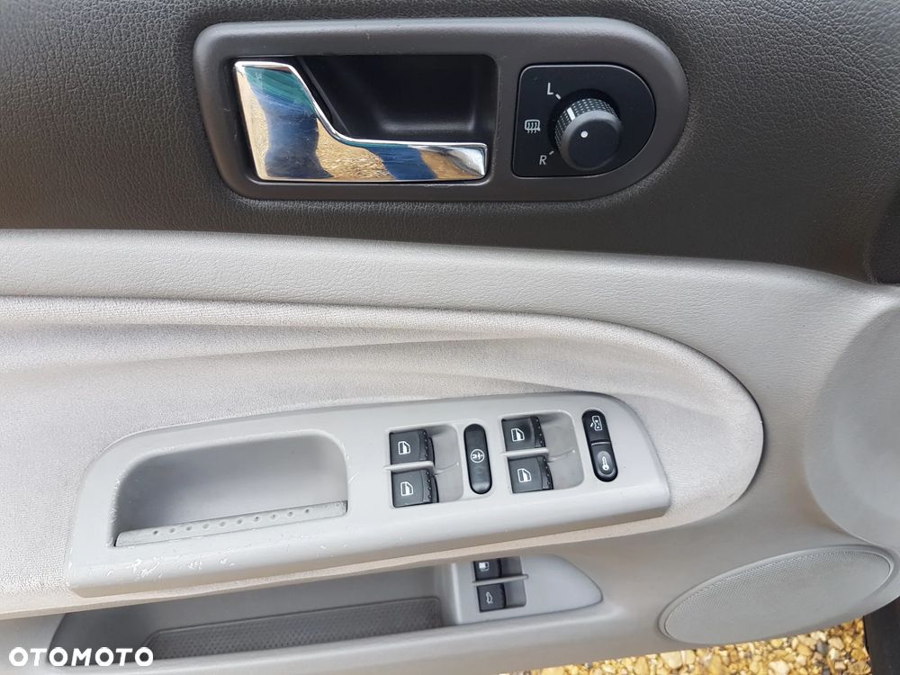 Volkswagen Passat 1.8 5V Turbo Comfortline Family - 23