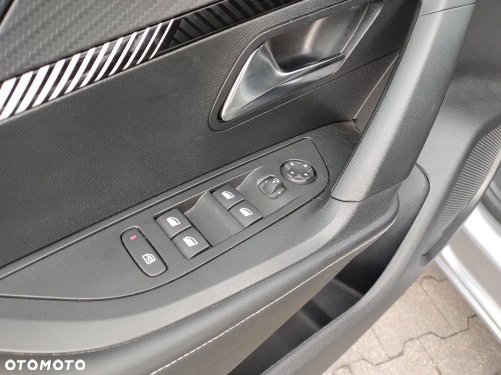 Peugeot 2008 PureTech 130 Allure S&S EAT8 - 12