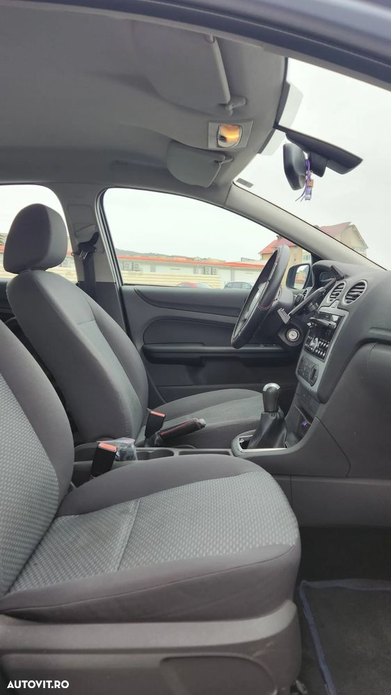 Ford Focus 1.6i Comfort - 11