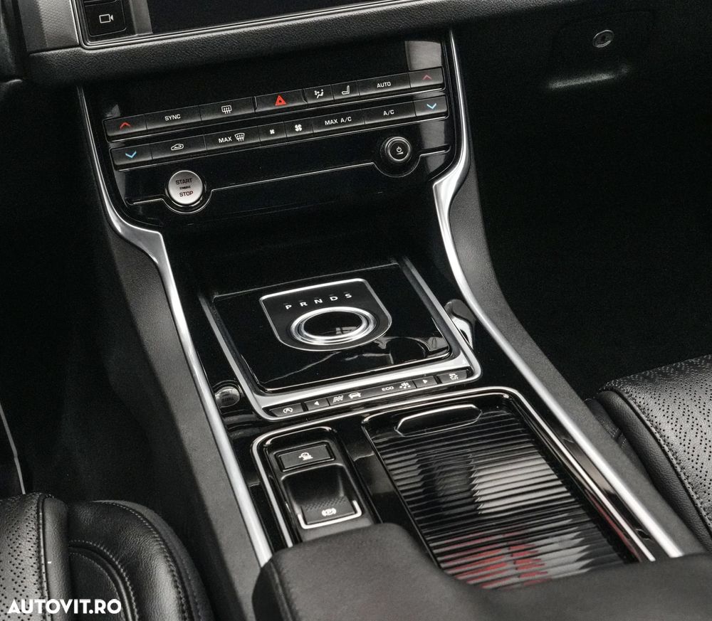 Jaguar XF 20d RWD E-Performance Pure - 19