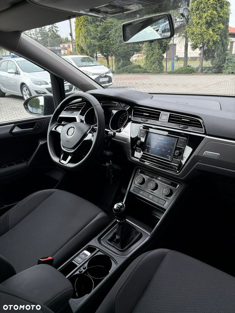 Volkswagen Touran - 12