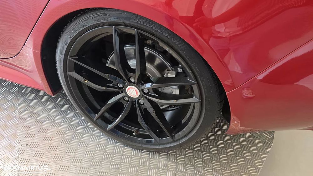 Jaguar XE 2.0 D R-Sport - 32