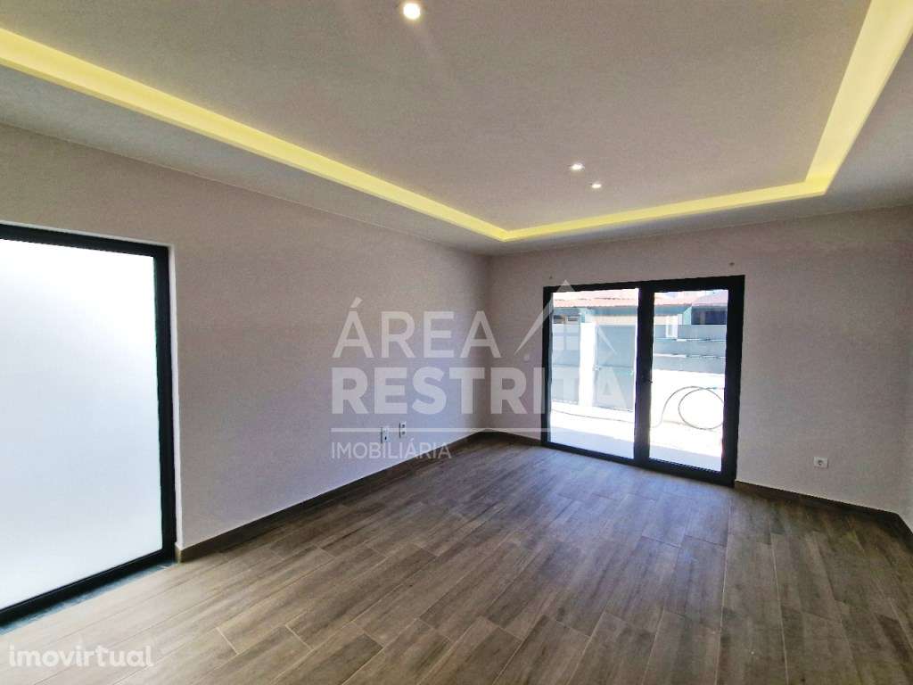 Moradia Geminada T3 c/Garagem e Terraço, na Quinta do Conde - Grande imagem: 4/23