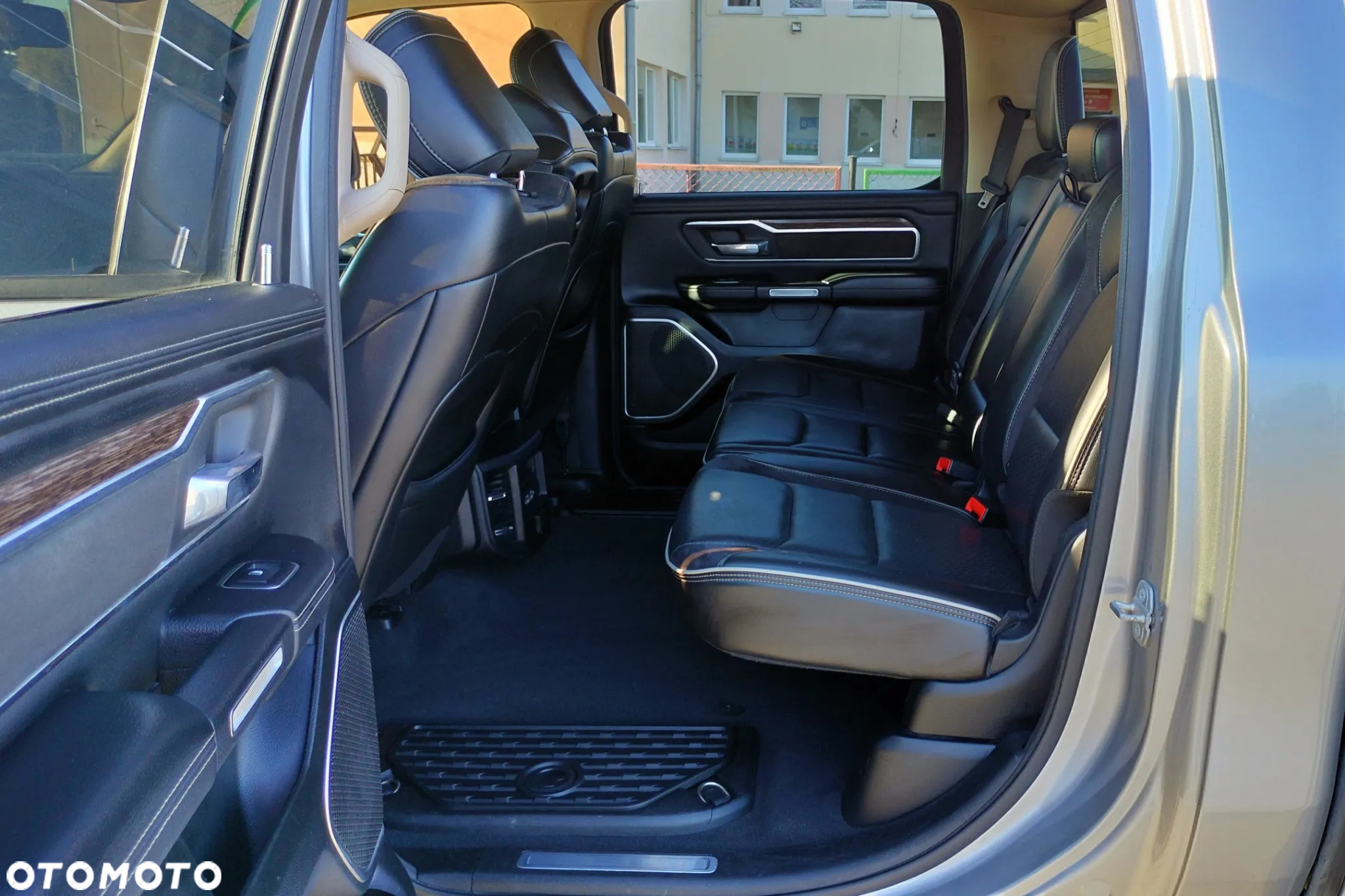 RAM 1500 Crew Cab Shortbed Laramie - 24