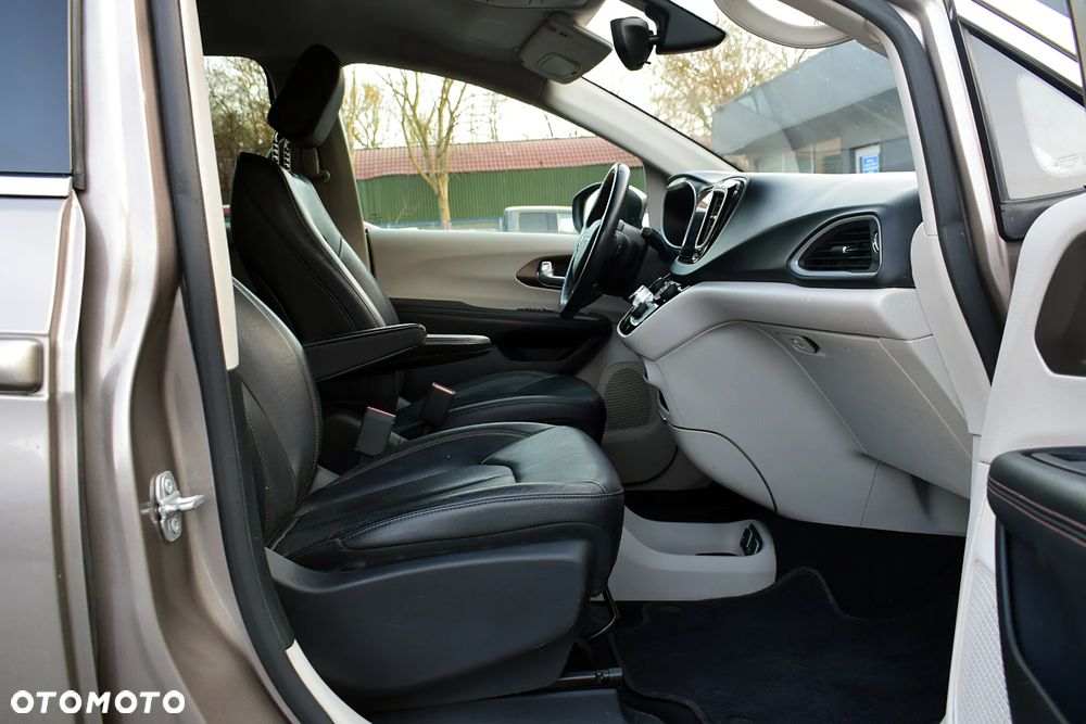 Chrysler Pacifica - 9