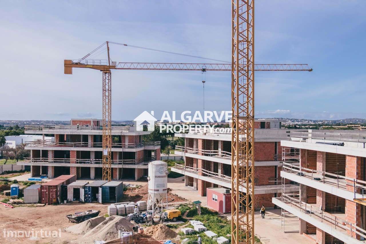 Elegante T2 no 1.º Andar com Terraço Amplo e Vistas Deslumbrantes - Grande imagem: 2/50