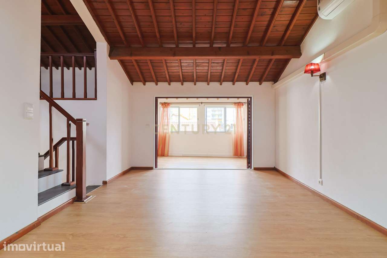 Moradia T2+2 com garagem, jardim e logradouro – Centro de Ponta Delgad - Grande imagem: 4/52