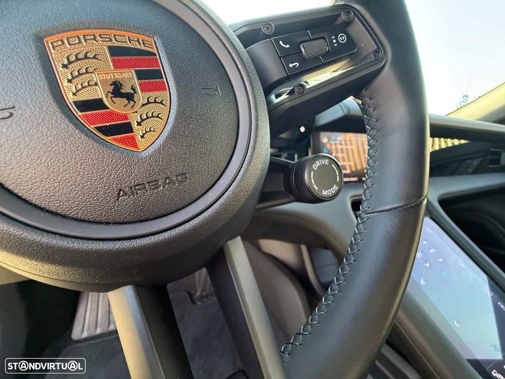 Porsche Taycan Cross Turismo 4 - 16