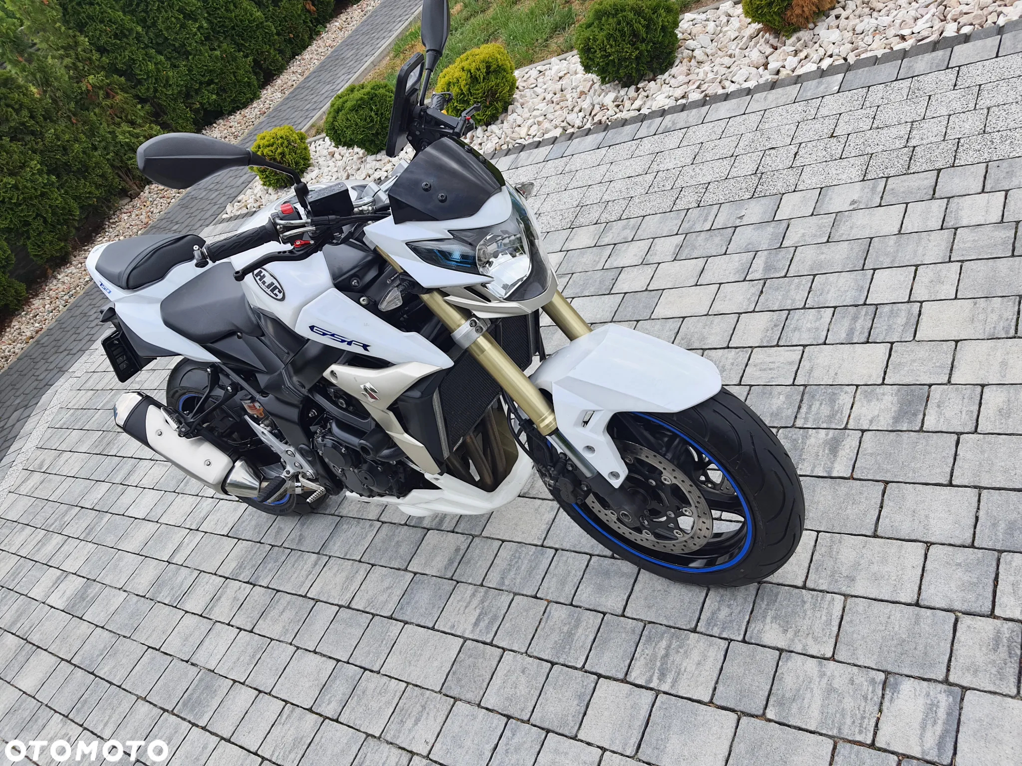 Suzuki GSR - 8